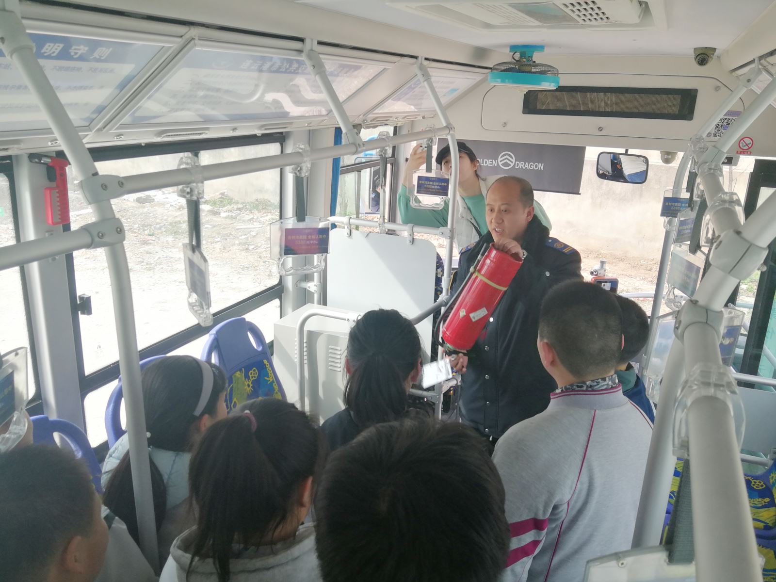 公交集團(tuán)公交事業(yè)一部開展“學(xué)生進(jìn)公交學(xué)雷鋒”志愿活動(dòng)